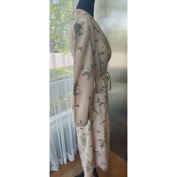 Vintage 70s house dress, light taupe with orange and green floral, light weight - Picture 5 of 9